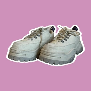 Eytys Angel Canvas - Eytys Angel Canvas, använt dem ett fåtal gånger. Köpte i vintras när det var som mest slask. Medföljer kartong, påse och tygväska.  Nypris:2400