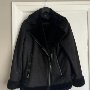 Snygg fakeläder jacka  - Jacka från Lindex, använd men i bra skick. Fakepäls på hela insidan. Något oversized i modellen. 