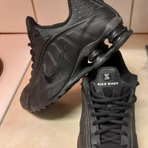 Nike Shox R4 Triple Black - Nike Shox R4 TRIPLE BLACK i bra skick. Sjukt sköna att gå i. Kostar 127 dollar utan frakt på kickscrew. Använda få ggr på promenad. En halv storlek för stora på mig. Därav att jag säljer dem. Se bilder på skick och avgör själva.