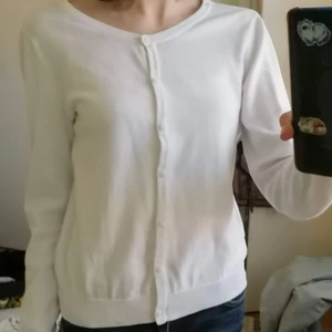 Vit kofta - Liten i storleken 