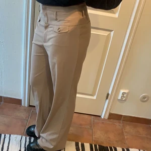 Kostymbyxor  - Säljer kostymbyxor från h&m i storlek 40. Jag är 170 cm för referens. För mer bilder eller info är det bara att skriva :) 