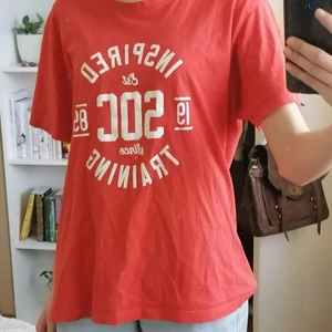 Orange t-shirt med tryck - Liten i storleken