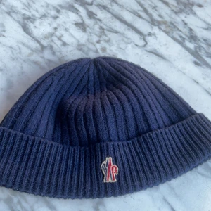 Moncler Grenoble mössa - Hejsan säljer min mössa pga har köpt en annan mycket varm och bekväm mössa kan gå ner vid snabb och smidig affär.             Mvh isak