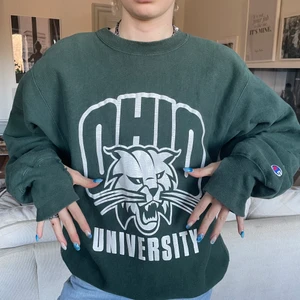 Champion sweatshirt  - Asball sweatshirt från champion med egenklippta ”tum-hål” pga långa ärmar❤️ jättefint skick! 