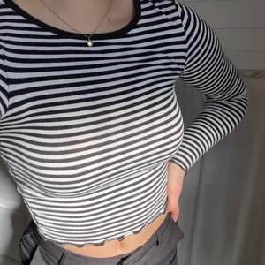 randig topp - fin tröja med gulliga detaljer längst ut på ärmarna och vid midjan 🤍 Storlek xs, säljer för 50kr + frakt 