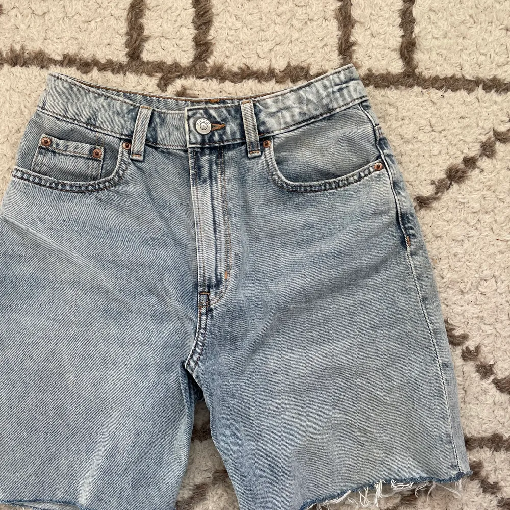 Säljer dessa fina jeans shorts från Hm i storlek 36. Har knappt använt dessa så de är i väldigt bra skick !!🤍. Shorts.