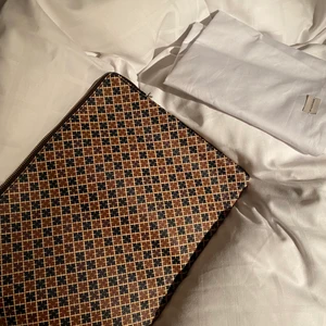 malene birger - helt oanvänt datorfördral från by malene birger, passar alla datorer🤎 nypris 1600:- 