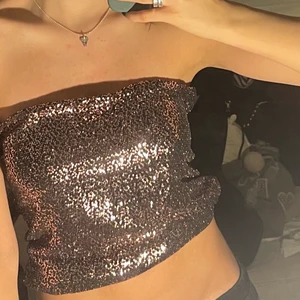 Glitter topp - Perfekt till fest och passar till allt. Hör av er vid intresse!