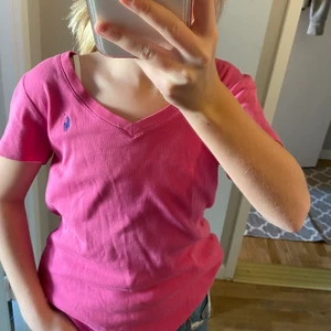 Ralph Lauren tröja  - En supersnygg tröja från Ralph Lauren i nyskick! Storlek S. Säljer för att jag inte använder den längre! Snygg till ett par blåa jeans eller en kjol i sommar 💋 skriv dm för intresse