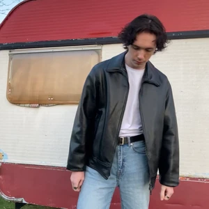 Vintage Läderjacka - Säljer denna vintage läderjackan som är i väldigt bra skick och är lagom varm perfekt för våren. Jag är 180 cm lång. Köpare står för frakt