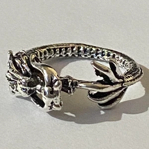 Ring - Silverring i form av en drake.