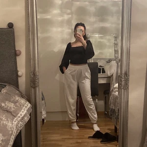 Supersköna och snygga mjukisbyxor💓 - Lägger upp igen då det varit oseriösa som hört av sig, säljer då mina snygga och sköna vita mjukis som knappt e använda och i bra skick. Dem är från Boohoo i strl Xs-S. Skulle kunna gå ner i pris för bra bud. För mer bilder är det bara att höra av sig 💓