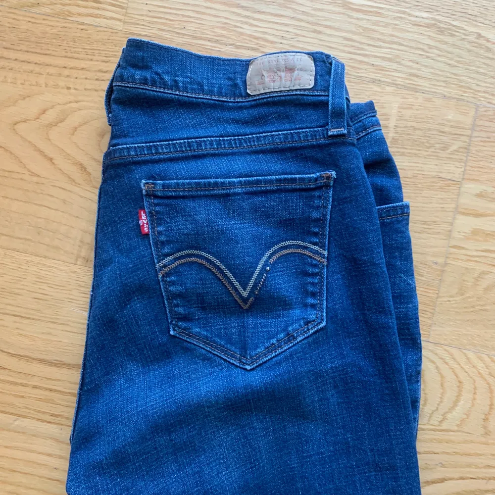 Lågmidjade levis jeans! 529 tm Curvy Boot. Innebenlängden är: 77 cm och midjemåttet är: 87cm . De är bootcut/ flare modell. Köparen står för frakten ❤️. Jeans & Byxor.