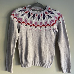 Stickad - Säljer denna fina stickade tröja i barnstorlek men passar XS, väldigt fint skick!