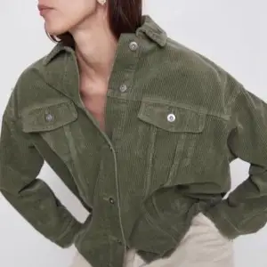 Säljer denna snygga gröna mocka jackan från Zara! Storlek S men modellen är oversize. 