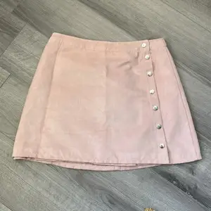 Fin rosa kort kjol med knappar. Ändast prövad  