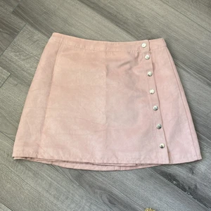 Kjol kort - Fin rosa kort kjol med knappar. Ändast prövad  