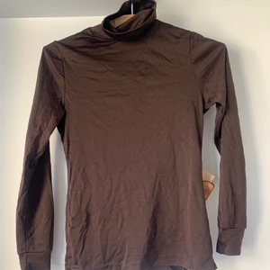 Polotröja - En fin polotröja i brunt glansigt material!