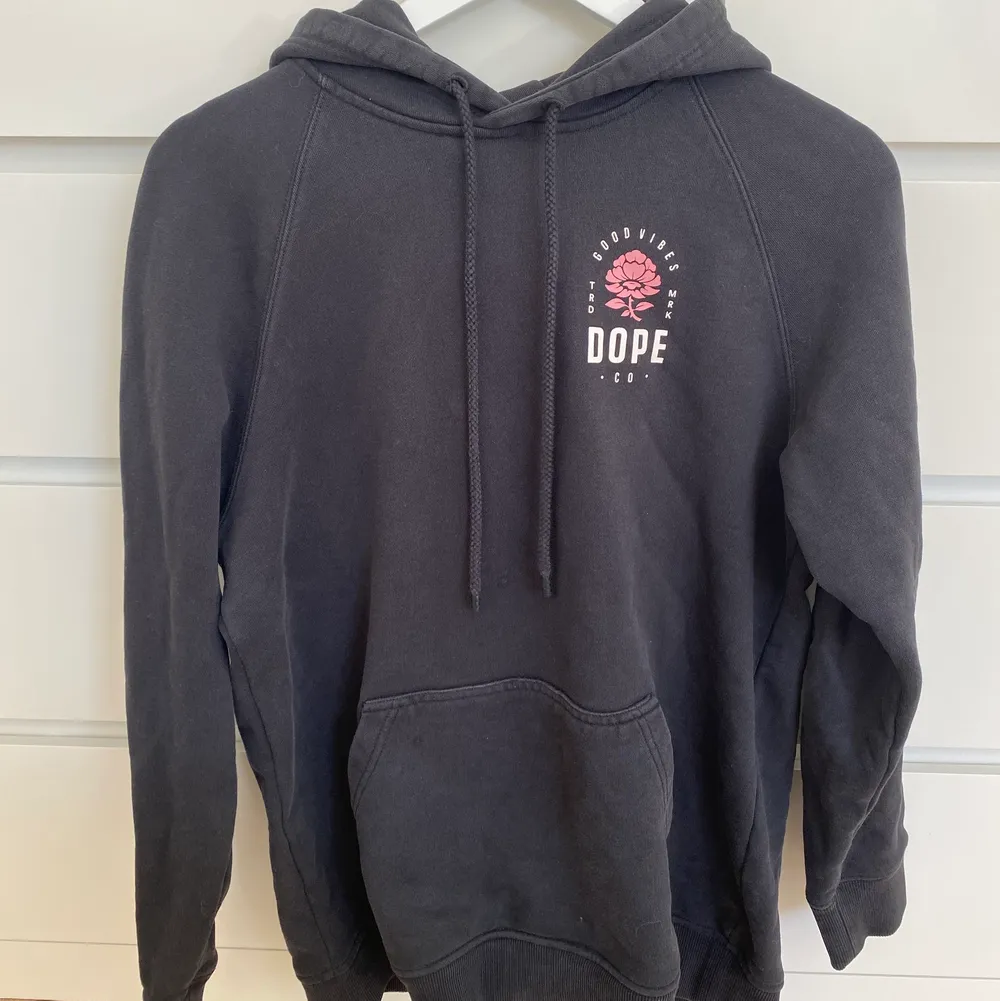 Superfin hoodie från dope i storlek m, nästan aldrig använd då jag inte tycker att jag passar i den så den är i hur bra skick som hellst, köpare står för frakt🥳💕. Hoodies.
