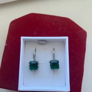 Gröna örhängen  - Vackra örhängen som är utsmyckade med en stor fyrkantig Cubic Zirconia. 