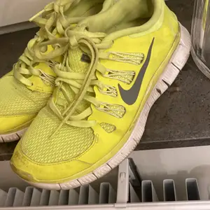Nike skor limegrön storlek 37,5
