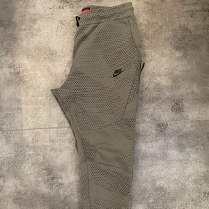 Nike tech fleece byxor - Limited edition upplaga, väldigt sköna och dom är i mycket bra skick 9/10 