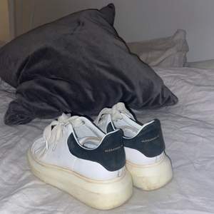 Sneakers från Alexander McQueen, vita med svart mocka på hälen. Väl använda, men sjukt sköna och har definitivt ett par säsonger kvar. 
