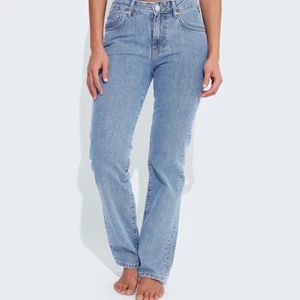 Midrise jeans - Intressebolag på mina lågmidjade/midrise jeans från bikbok, jag beställde hem dem, men de kom aldrig till användning, lapp kvar då det är helt oanvända. De är alltså helt nya. Det är storlek W24L32. Det är bara å skriva för egna bilder. Jag säljer bara om jag får bra bud.