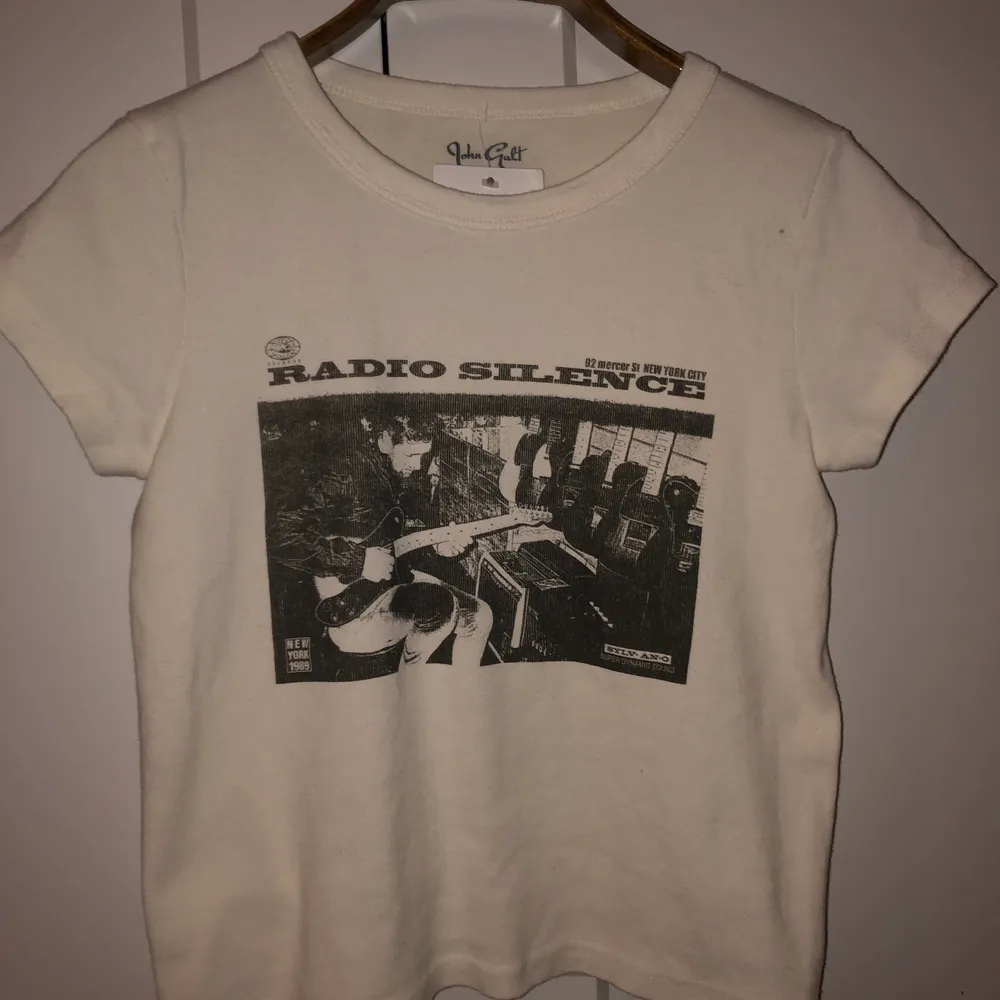 En croppad brandy Melville t-shirt som är köpt i Stockholm för 220kr. Helt oanvänd pga för liten. Strl one size och säljer den för runt 200kr . T-shirts.