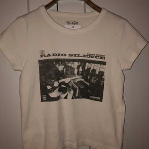 Brandy melville t-shirt - En croppad brandy Melville t-shirt som är köpt i Stockholm för 220kr. Helt oanvänd pga för liten. Strl one size och säljer den för runt 200kr 