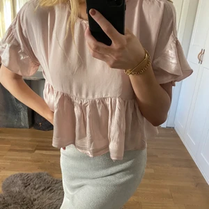 Blus - Rosa sidenblus från Zara i storlek M.💕