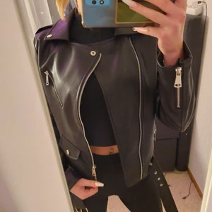 Jacka💫 - Nytt svart jacka!!🖤