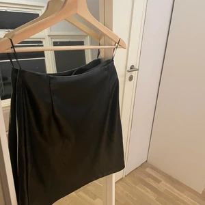 Faux leather skirt  - Svart fake läder kjol från bikbok storlek 36. Använd ett fåtal gånger.