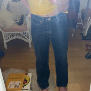 Jeans från weekday  - Jeans i modellen rowe, från weekday :) knappt använda, säljer för mycket mindre än vad jag köpte de för💕💕