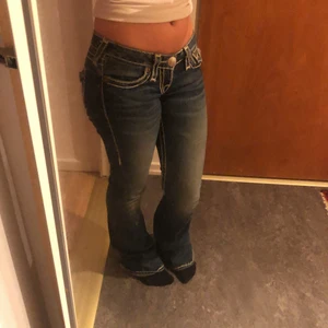 Lågmidjade & utsvänga true religion jean - Intressekoll på mina true religion byxor! Har strl 25/26 och kan få på mig men de men de är egentligen 24. ❌Har liknande byxor i min profil kolla in det oxå!!❌