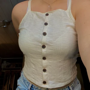 Linne från American Eagle - Vitt linne med knappar från American Eagle. Köpt secondhand och knapparna går inte att öppna. Väl använt, i storlek S. 50kr+frakt