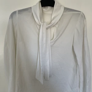 Jätte fin vit blus  - Använd 2/3 gånger. Orginal pris 499kr 