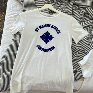 Malene birger topp - T-shirt från malene birger. Strl S. Trycket har gått bort i mitten av tröjan:/ men annars i bra skick. Nypris: 800kr säljespris: 100kr