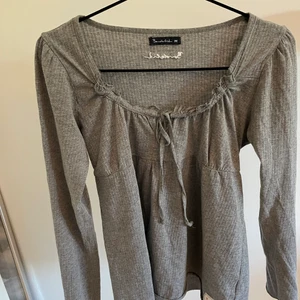 gullig långärmad tröja - en urgulliga tröja som tyvärr inte kommer till användning. köpt secondhand, har haft den ett få tal gånger men är så gott som ny!💗 står M på den men passar fint på mig som vanligtvis har XS/S