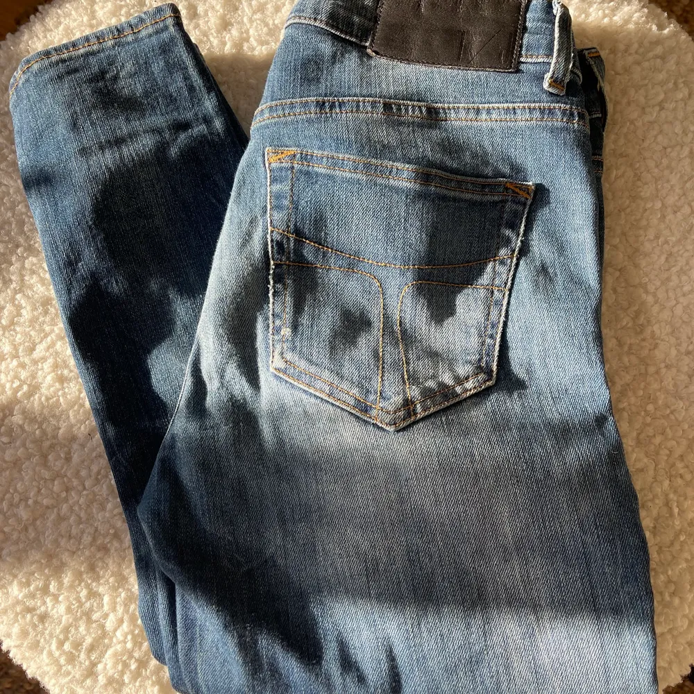 Säljer dessa jeans från Tiger Of Sweden! De passar storlek 28. Jeansen är i fint skick! Jag är 175 med långa ben och de passar perfekt på mig. Skicka ett meddelande till mig för fler bilder eller frågor! 🥰. Jeans & Byxor.