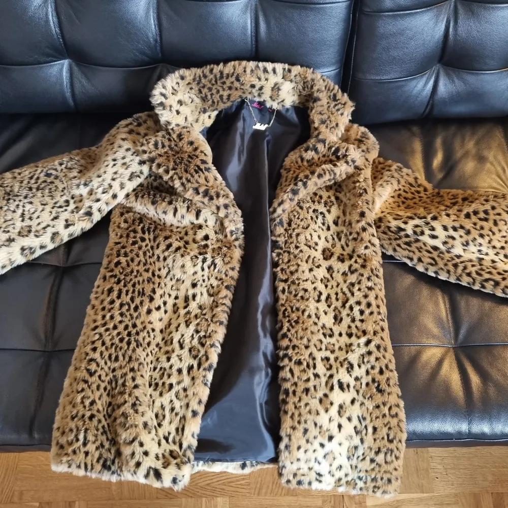 Motel - furry leopard short-ish coat Size s/m, side pockets, 2 clasps in front . Jackor.