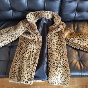 Motel - furry leopard short-ish coat Size s/m, side pockets, 2 clasps in front 