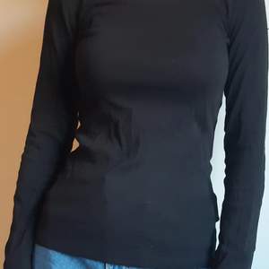 En svart långärmad tröja i storlek S från HM. Den är i gott skick. Säljer för 40 kr + frakt. Skriv om ni har några frågor.