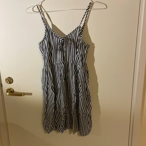 Söt blåvit klänning  - Blåvit klänning från hm. Säljer då den är för liten. Bra skick!!