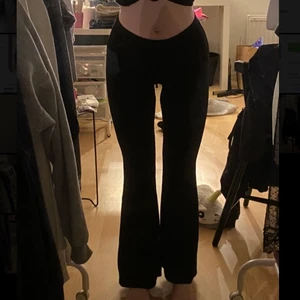 Mid waist byxor - Säljer mina mid waist byxor i storlek S! De är sååå sköna och mjuka. Bra i längd för mig som är 169. Hör bara av er vid frågor!🥰