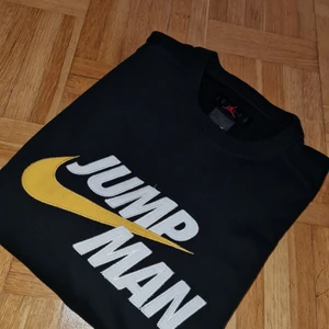 Jordan herrblus 🖤 - Jag säljer en Jordan herrblus köpt från Zalando till ett pris av + 600 kr för present, men den är tyvärr stor.  Jag säljer den för 400kr.  Storlek L, blusen är helt ny och har etikett.