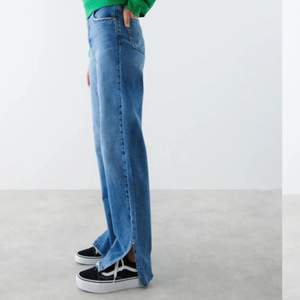 Säljer dessa straight jeans med slits nedtill ifrån young gina, säljer pga lite stora och kommer ej till användning tyvärr:( den är super fina och knappt använda. Säljer för 200kr +frakt, priset kan diskuteras vid snabb och smidig affär💕