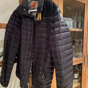 Parajumpers jacka  - Svart parajumpers vårjacka, finns några små hål som på bilden. Därav priset