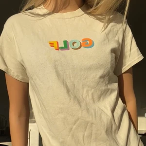 T-shirt från Golf wang  - T-shirt från Tyler the Creaters märke Golf Wang. Äkta. Den är lite nopprig (vilket man ej tänker på i verkligheten) och har en liten missfärgning/fläck under F:et som syns på sista bilden om man kollar väldigt noga. Den syns kanppt i verkligheten utan man måste verkligen detalj studera tröjan för att se ”fläcken” men den finns där. Strl S