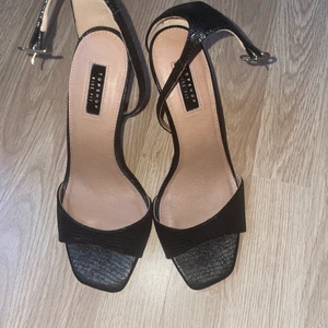 Klackskor Topshop St 40 - använt de 1 gång i 15 minuter, de va för stora för mig och för höga (10 cm). Kunde inte gå i de men världens finaste klackskor därav säljer jag de. Jag köpte de för 365kr.